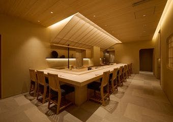 鮨とワインが織りなす、粋と洗練の新しい余韻。