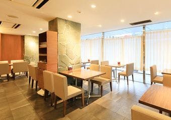 旬の食材を直火で香ばしく焼き上げる大人の隠れ家。ワインとともに楽しむ贅沢なひとときを。