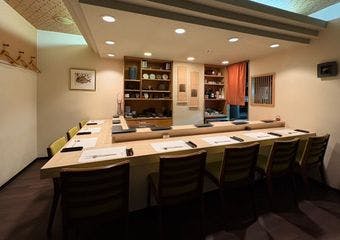 すすきのの地下に佇む鮨屋で、旬の食材を堪能しよう