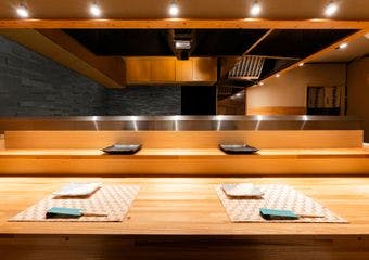 老舗の技とジャズが織り成す和空間で、心安らぐ天ぷらの体験を