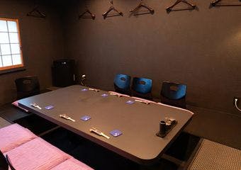 三宮駅から徒歩5分のオシャレな空間で、熟成若鶏の焼鳥と旬の野菜を堪能