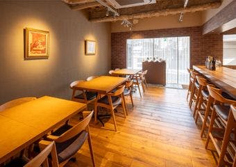 温かみのある空間でこだわりの食材や豊富な種類のワインとともにお楽しみください。