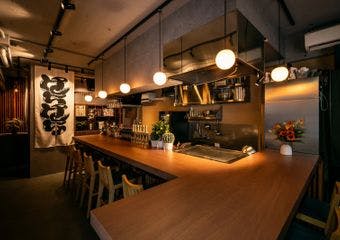 渋谷の新たな鉄板焼きの名店、和牛ステーキと多彩なワインで特別なひとときを