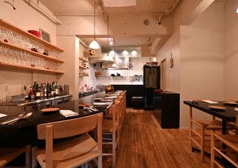 恵比寿の隠れ家フレンチレストラン「ici」
スペシャリテの「季節のパイ包み焼き」と
ソムリエ厳選ワインをお楽しみください