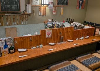 五稜郭近くの隠れ家酒房。希少酒と丁寧な肴で静かに酔える大人の一軒。