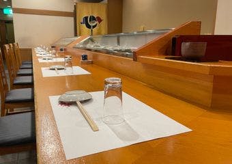 銀座の喧騒を忘れさせる静謐な空間。厳選された旬のネタと職人の卓越した技が織りなす究極の一貫をご堪能ください。