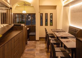 和モダンの寛ぎ空間で、素材の旨味を活かしたフレンチが楽しめる至福のひと時