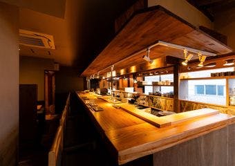 希少な地鶏「天草大王」を熟成し、驚きの旨みを引き出した焼鳥を味わう至福のひととき