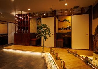 新橋の荘厳な和装空間で味わう、技巧を凝らしたくずし割烹の逸品料理