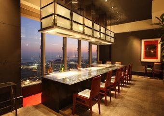 鉄板の上でシェフの技が光る、神戸牛や黒毛和牛と新鮮魚介の贅沢なひととき