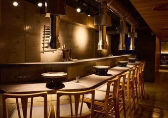 恵比寿駅からほど近く、大人の街の一角に佇む「焼肉羊ビヨリ」は、羊肉の真髄を味わうために生まれた、唯一無二の焼肉専門店です。