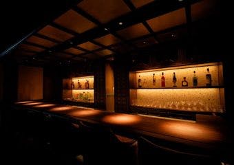 新橋駅から徒歩2分、汐留駅から徒歩5分。銀座近く、BAR舶来で特別なカクテル体験を。多彩な経歴のバーテンダーが創る一杯が日常を特別に変える