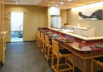 駅近に佇む、大人の和空間鮨。
