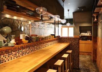 特注囲炉裏で仕上げる創作料理を、五感で楽しむ贅沢な時間をお届けします