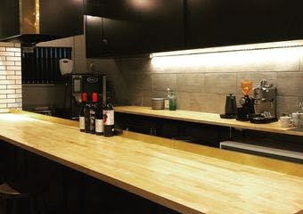 オープンキッチンから織りなす色とりどりのスペインの魅力、シンプルな美味しさを堪能してください