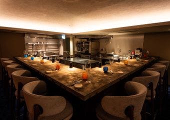 美食の街で、次世代を担う20代の料理人たちが腕を振るうフランス料理。