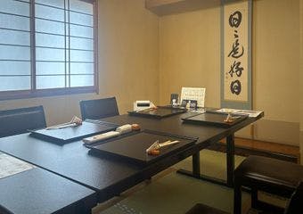 北海道の旬と京の技を味わう寿司割烹。少人数から大人数まで利用できる個室完備で、会食やお祝いにも最適。