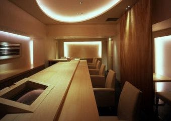 六本木の隠れ家で味わう、匠の技と心意気、鮨さか井の和空間での一瞬の芸術