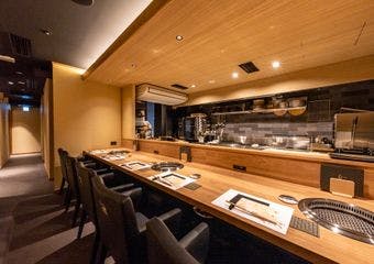 前業態、鮪専門店の経験も活かしつつ新たに魚、肉、野菜と日々旬の食材を厳選し
長年鍛え上げた技と感性で空腹を満たすだけでなく心を満たす料理