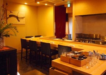 江ノ島駅徒歩3分。旬素材を丁寧に仕立てた会席料理と、出汁の香る和食で、ゆったりとした時間を。