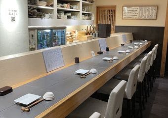 本町駅4分の隠れ家で堪能する、店主厳選の鮮魚と豊富な日本酒が織りなす味わいを日常の贅沢に