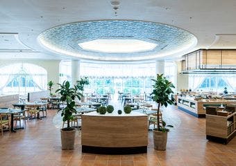 カジュアルな雰囲気を大切に、ゆったりとした広がる空間をご用意。中庭を見ながら優雅な時間を楽しめます。