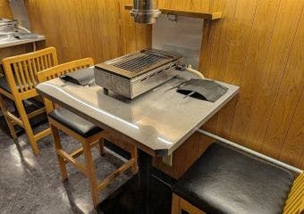 三軒茶屋駅から徒歩5分、未冷凍の特選生タン塩が一押しの焼肉店