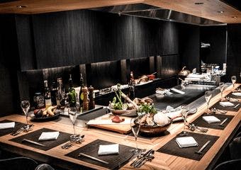 目の前で繰り広げられるシェフの妙技、89の豪華鉄板焼きコースを堪能