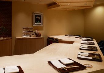 鳥取直送の松葉ガニ専門店。銀座で堪能する、冬季限定の極上蟹会席。