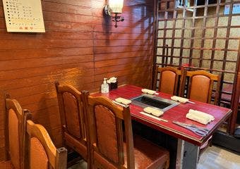 渋谷の予約困難な老舗焼肉。極上のおまかせ肉と、心温まる「お母さんのサービス」で至福の体験を。