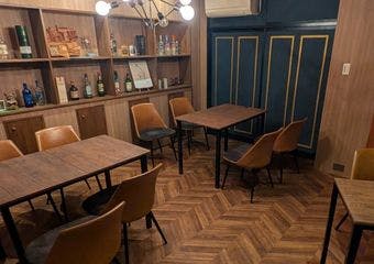 木目調の温もりが広がる店内で、旬の美味しさと日本酒を心ゆくまで楽しむひとときを