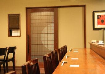 心斎橋エリアに位置するこの日本料理店では、季節ごとの新鮮な食材を活かした料理を提供しています。