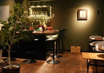 世界中の厳選されたワインを、星付きレストランで修行したソムリエ兼シェフによる創作フレンチ料理と共に堪能。　デートや2軒目利用、日常の1杯にも。