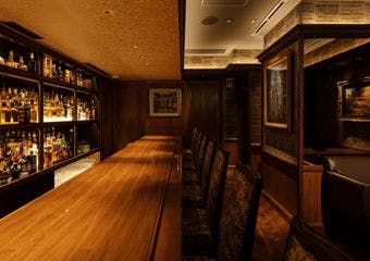 【個室完備】【全席喫煙可能】六本木駅から徒歩1分。バーテンダーが魅せる正統派バー。　落ち着いた店内でゆったりと大人のための寛ぎの夜を。