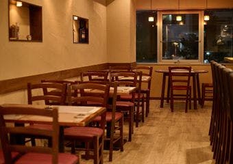 常連が通い続ける、気取らない本格イタリアン。低価格で楽しめる約100種のワインと、毎日メニューが変わるのが魅力。デートや記念日、女子会にも。