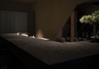 日本酒を愛する者のための隠れ家。デートや接待に最適なシックで落ち着いた空間。日本酒主役の為、飲まれない方のご来店はご遠慮いただいております。