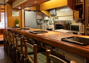 【個室完備】家族経営の心温まるおもてなしと、料理人歴50年以上の大将の確かな腕。旬魚の鍋料理が人気。　接待や会食にはもちろん、日常の1杯にも。