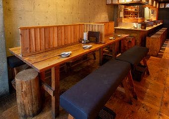 長浜鮮魚市場直送の新鮮な魚介を、刺身や炉端焼きで贅沢に味わう「笑う魚」の至福のひととき