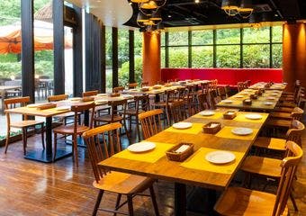 新宿三丁目で味わう窯焼きピッツァとグリルの至福、落ち着いた空間で心ゆくまで