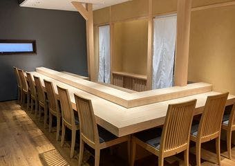 厳選したこだわりのネタを仕入れ、鮨だけでなく旬の素材を活かしたコース料理です。
ランチ（握りコース）も楽しめます。