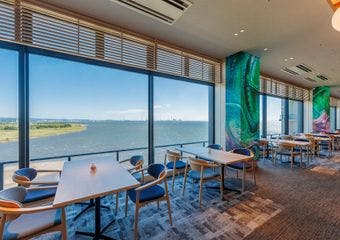 東京湾に広がる雄大な盤洲干潟を借景とした光と影を感じる贅沢な空間