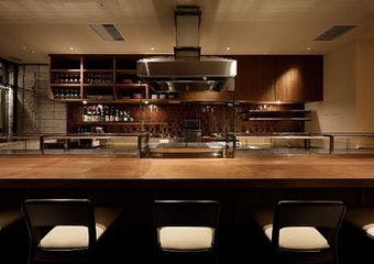 芦屋駅から徒歩2分、朝挽き鶏の豊かな風味を楽しむ焼鳥と多彩なお酒のマリアージュを、ゆったりとした上品な空間でお楽しみください