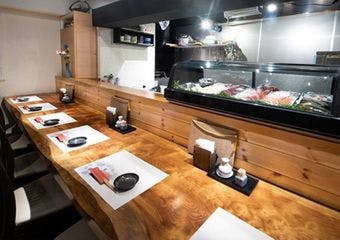 新宿御苑前の和空間で心温まる鮨と小料理を日本酒とともにお楽しみください