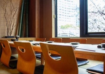 天神駅から徒歩8分の隠れ家で、創作串焼きとワインの贅沢なひとときをお楽しみください