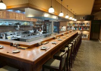 炭火で香ばしく焼き上げた焼き鳥と、とろふわ親子丼が自慢の金沢・観音町の名店。