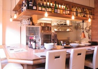 岡山県倉敷市に位置するこのレストランは、肩肘張らずに本格的なフランス料理を堪能できるお店です。