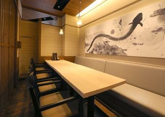 横浜の空に抱かれ、一本鰻を。老舗卸問屋が贈る、究極の贅沢。