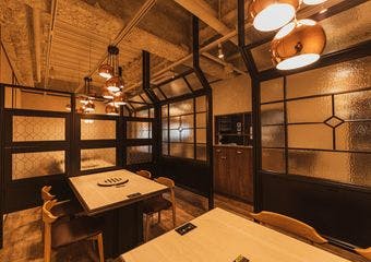 落ち着いた個室で味わう極上仙台牛。名物牛タンや三種食べ比べが特別な時間を彩ります。