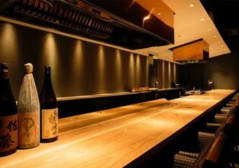 上質な出汁料理を味わう大人の和食処。接待や会食に最適な上質個室で、季節の味わいと静かな寛ぎをご堪能ください。