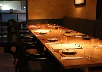 旬なお魚料理から骨付きの熟成牛までを味わえる使い勝手良い落ち着いた雰囲気の和洋居酒屋。